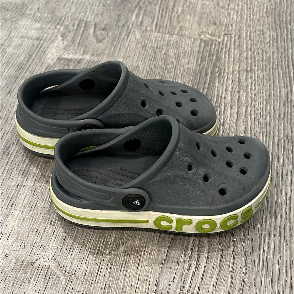 CROCS Kids Classic Clog in Charcoal with Lime Accent size toddler 8